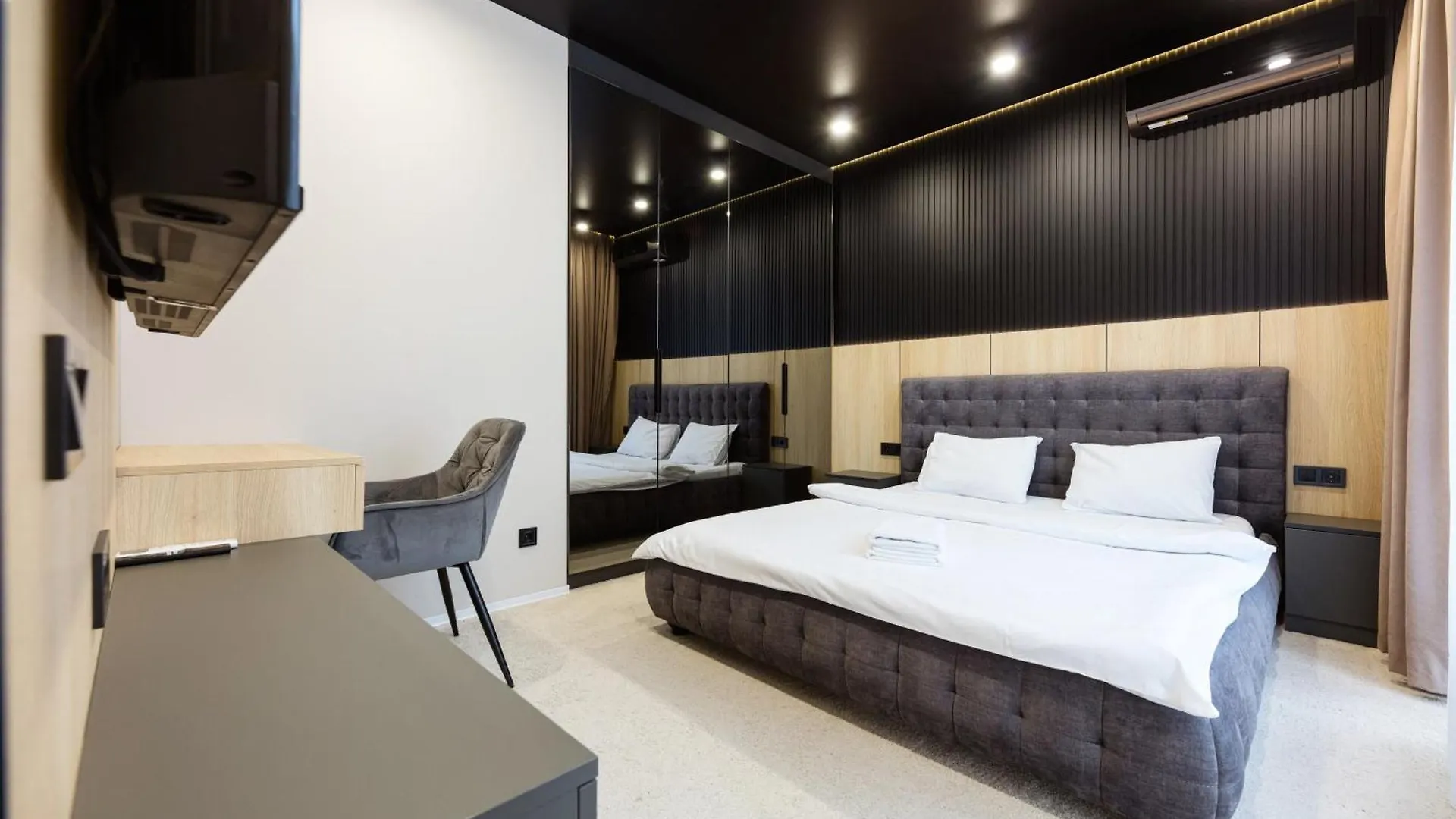 Aparthotel Nyvky Like Home - Файна Таун - Квартира 8 Kyiv